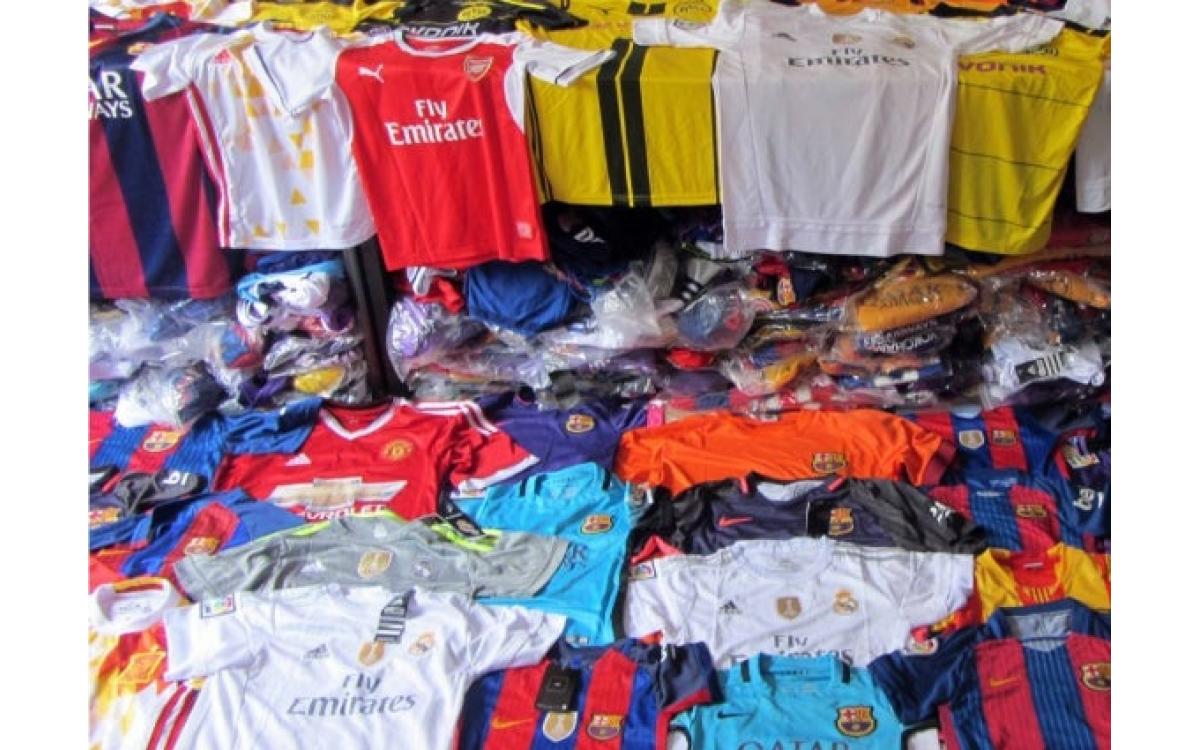 El 'top manta' de Facebook: crecepelos, masajes eróticos y camisetas falsificadas